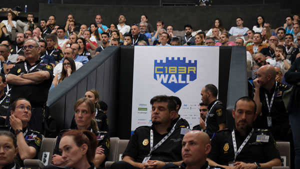 Foto de asistentes a C1b3rWall sentados en el auditorio de la Escuela Nacional de Policía