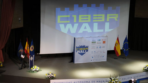 Foto del escenario del auditorio de la Escuela Nacional de Policía en la celebración de C1b3rWall