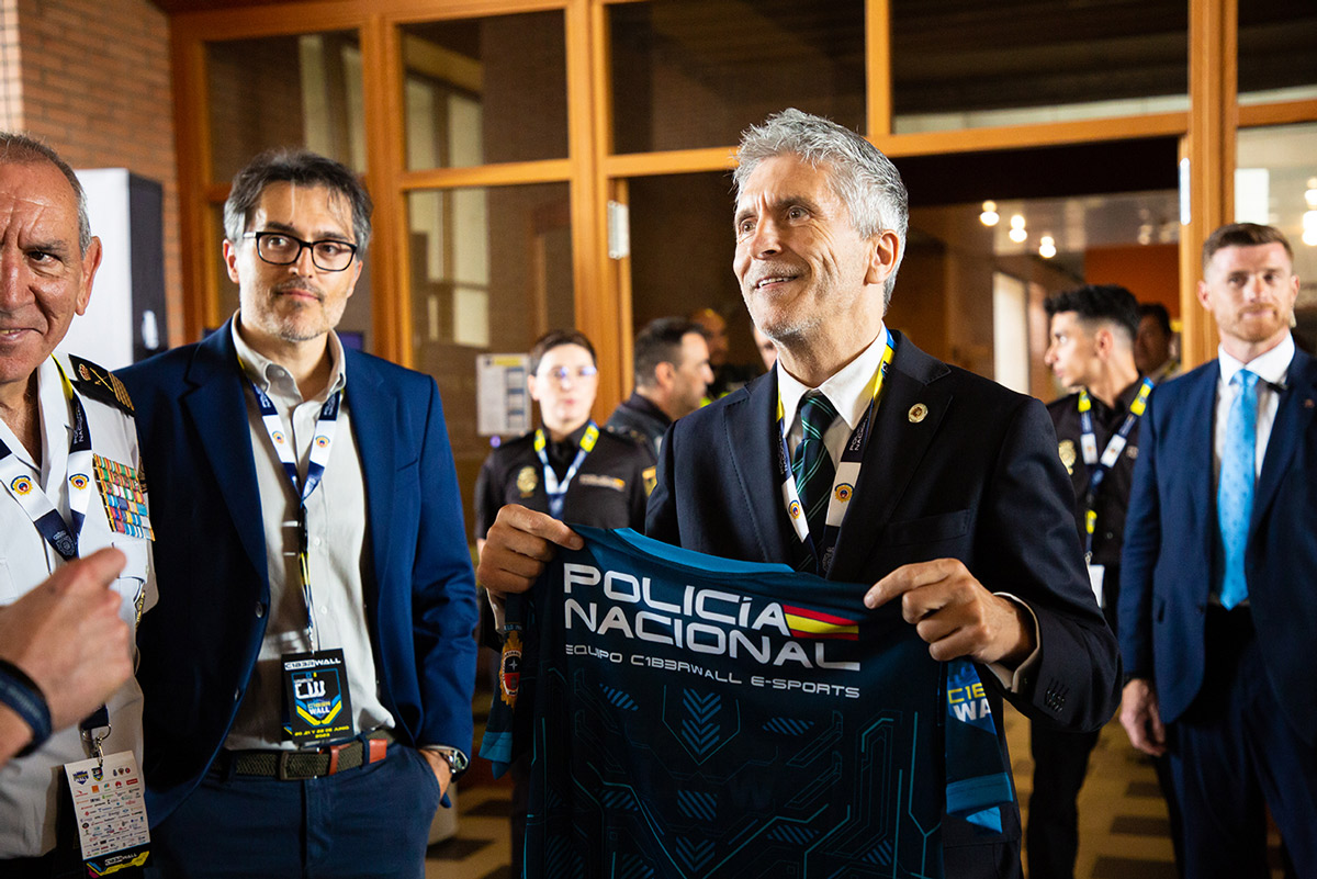Foto del Ministro del Interior y del Director Adjunto Operativo de la Policía Nacional posan con una camiseta del Equipo de Ciberseguridad de la Nacional de Policía.