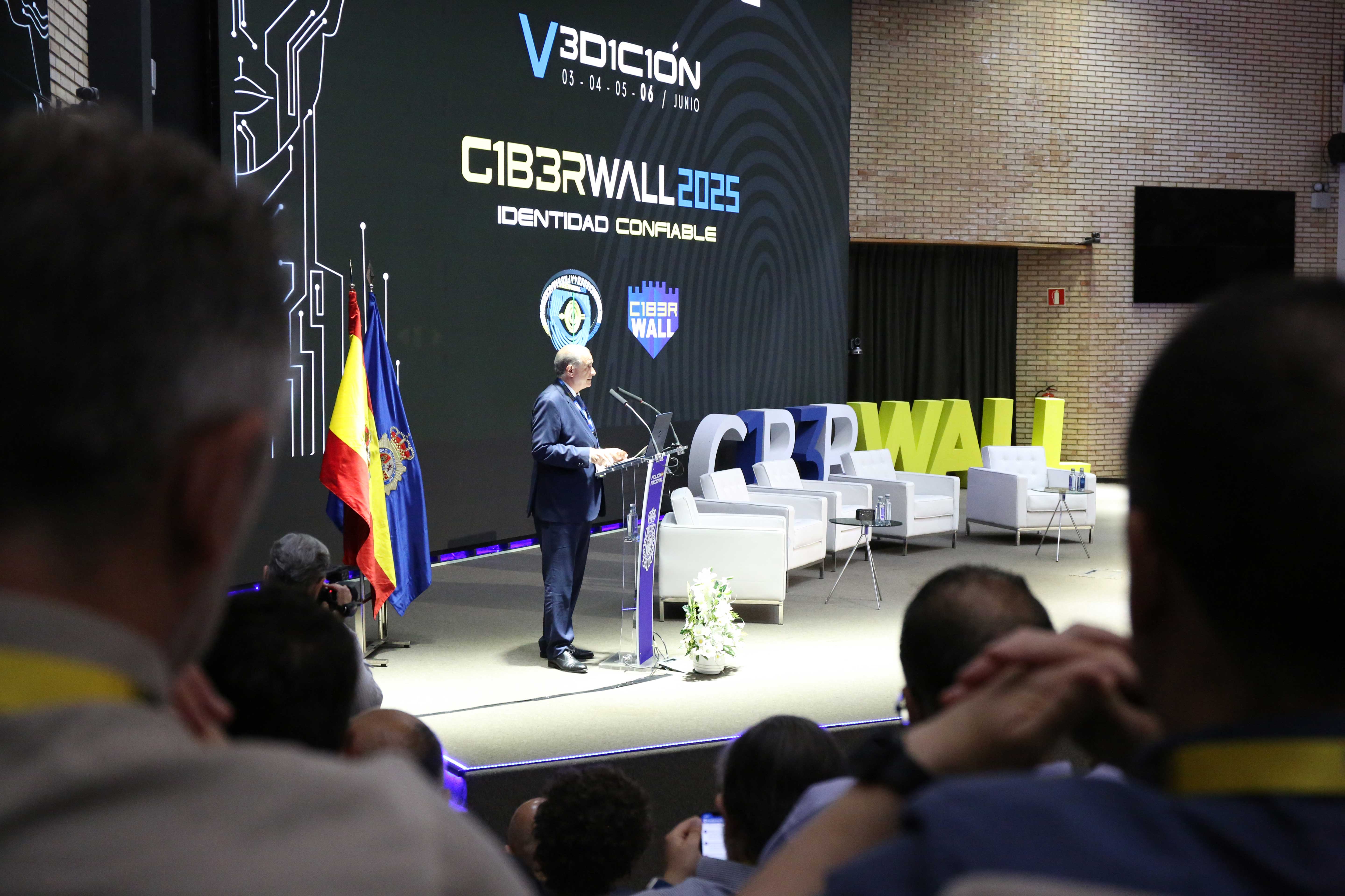 Fotografía del Director General de la Policía Nacional dando una conferencia en el congreso C1b3erWall 2025.