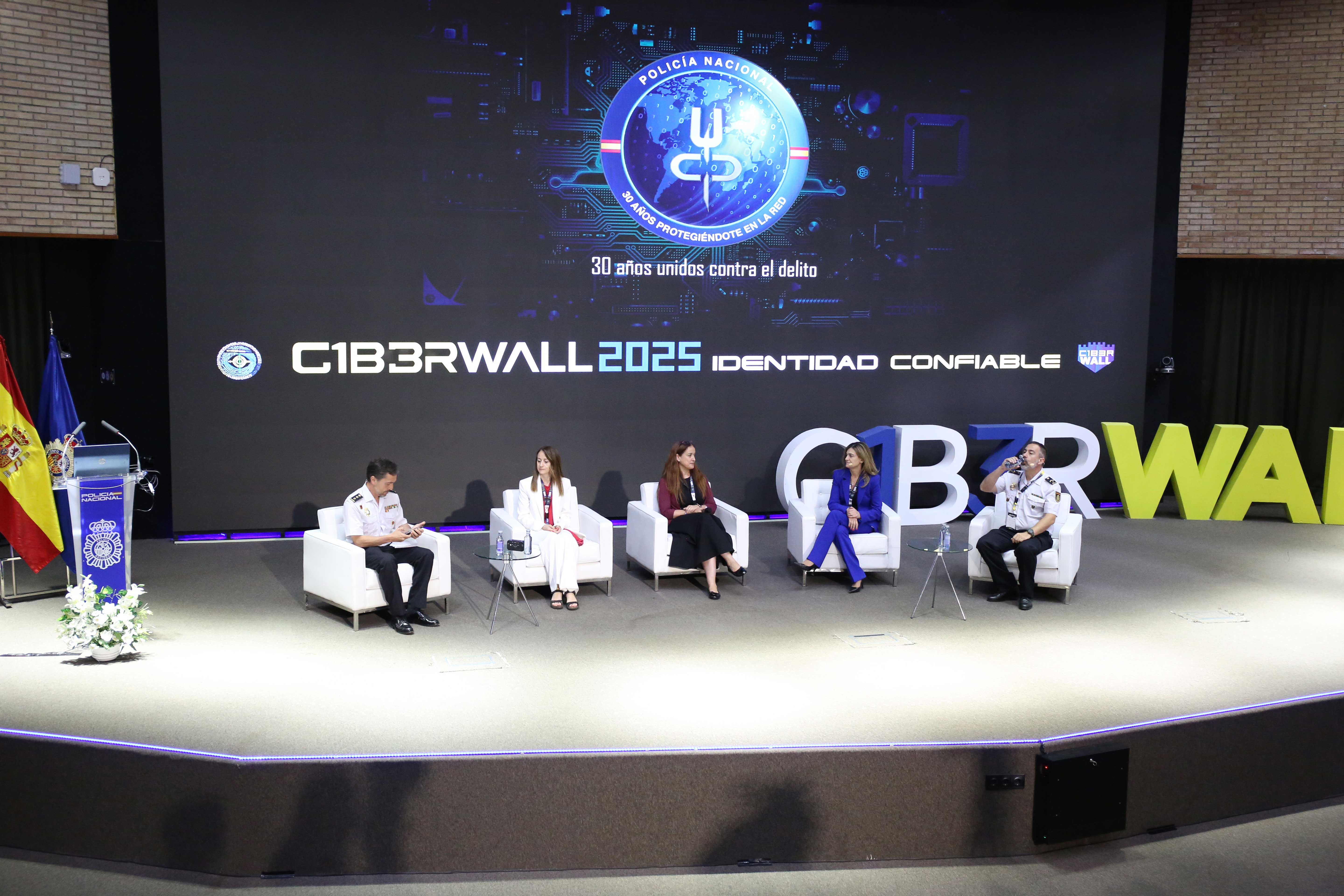 Fotografía de una conferencia en el congreso C1b3erWall 2025.