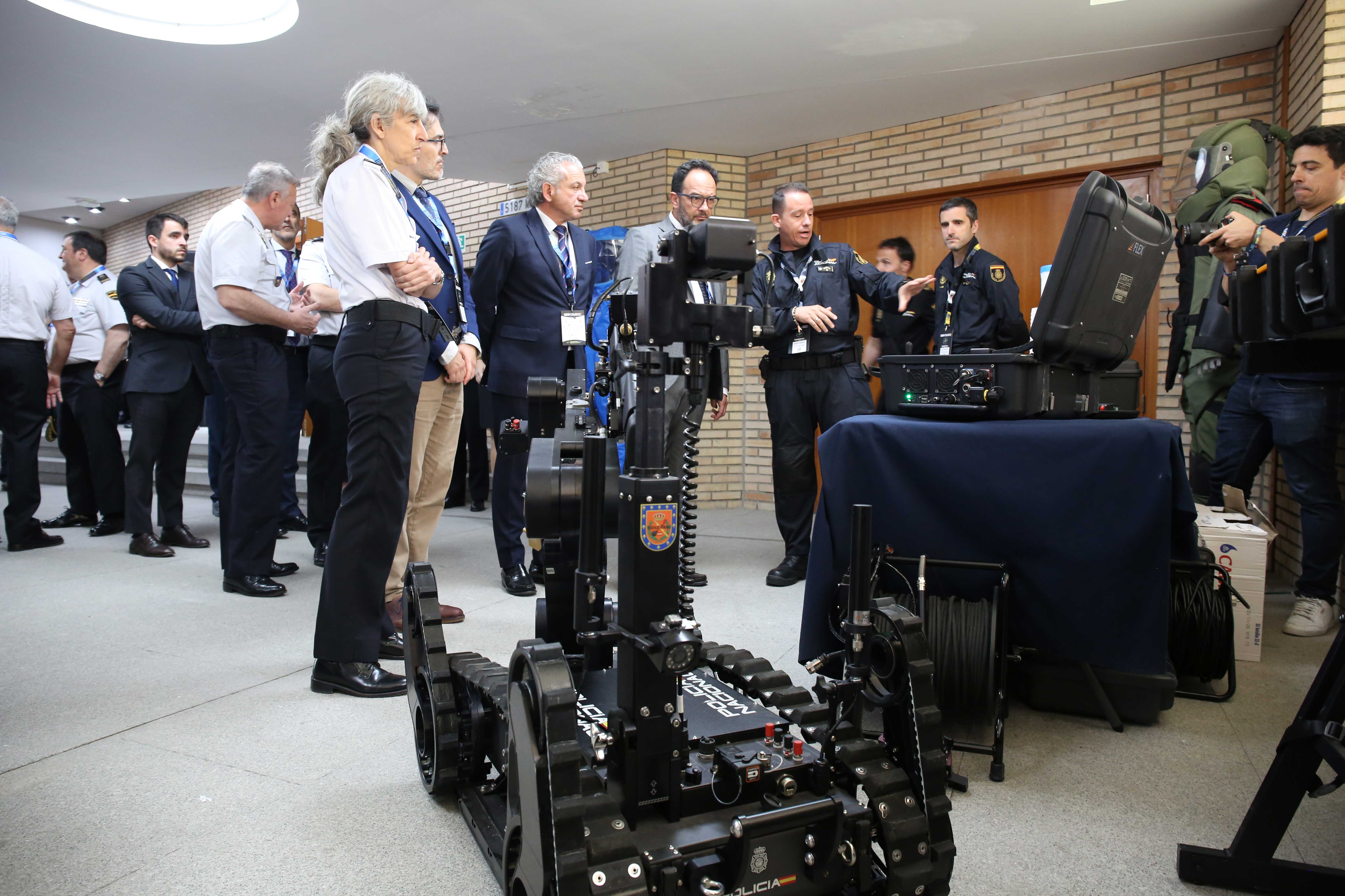 Mandos policiales visitan el stand de la unidad TEDAX-NRBQ en el congreso C1b3erWall 2025.