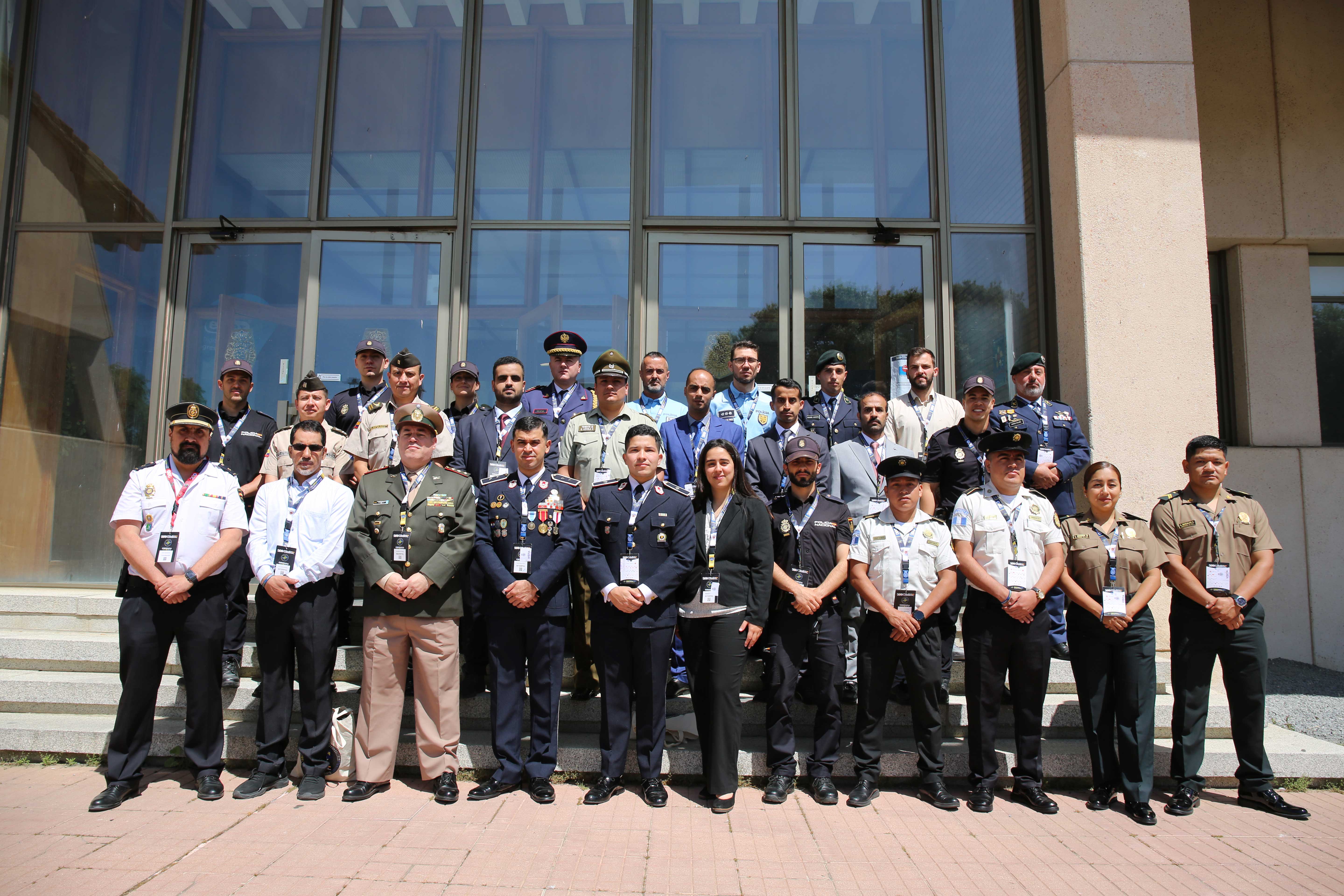 Fotografía de policías de varios paises en el congreso C1b3erWall 2025.