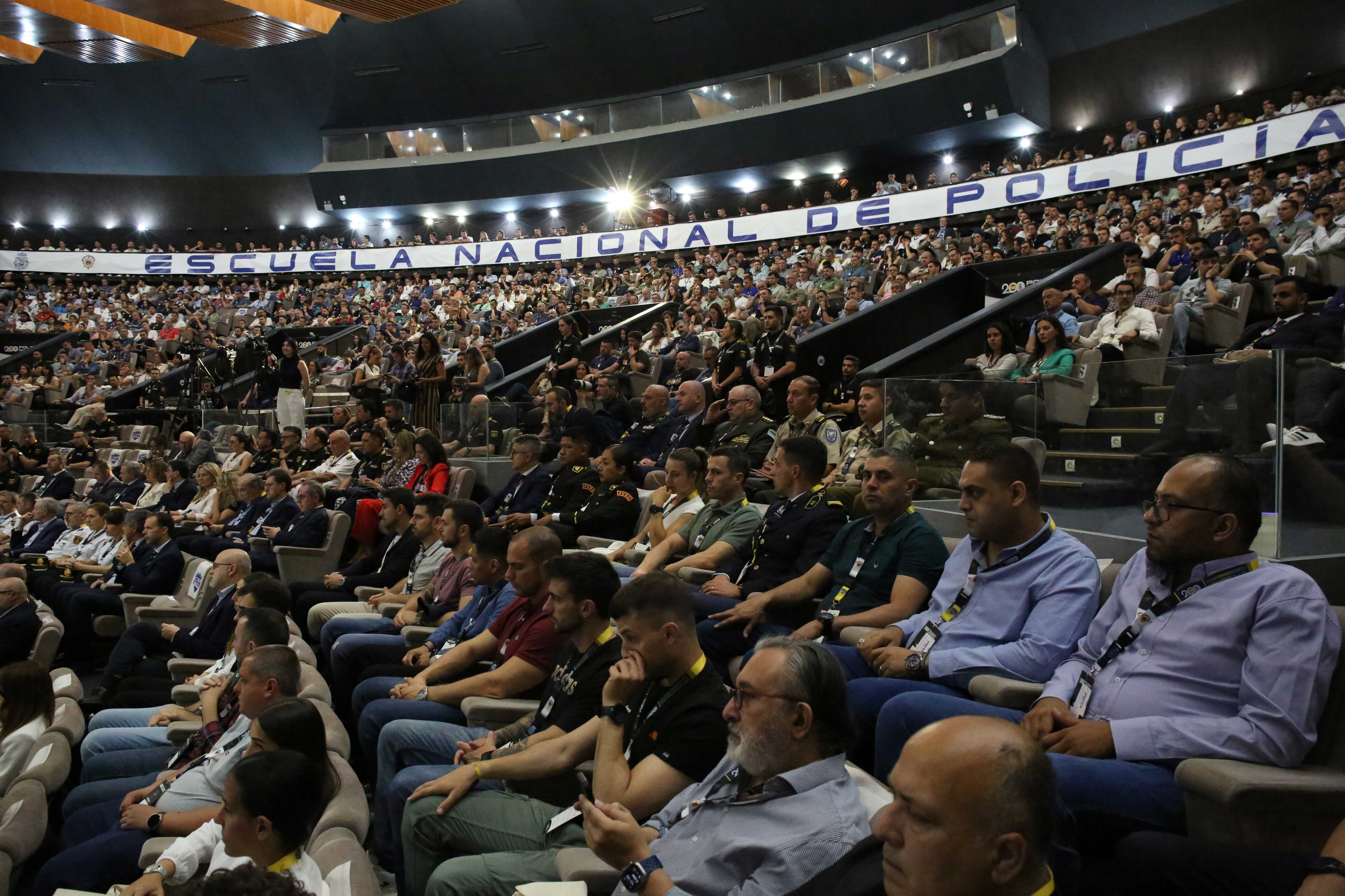 Fotografía de la grada del Salón de Actos de la Escuela Nacional de Policía con asistentes al Congreso C1b3rWall 2025.