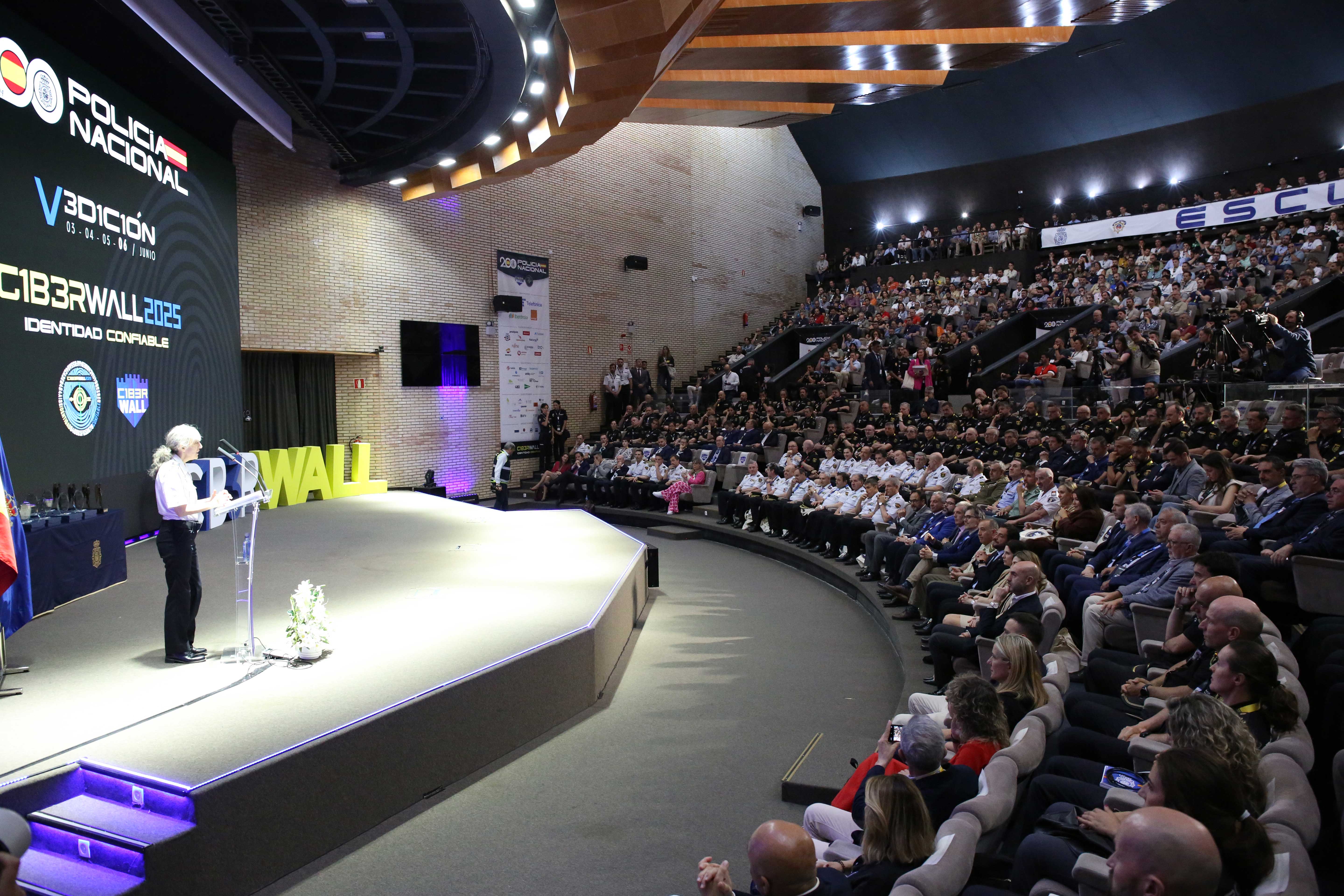 Fotografía de la Sundirectora General de Recursos Humanos impartiendo una conferencia C1b3rWall 2025.