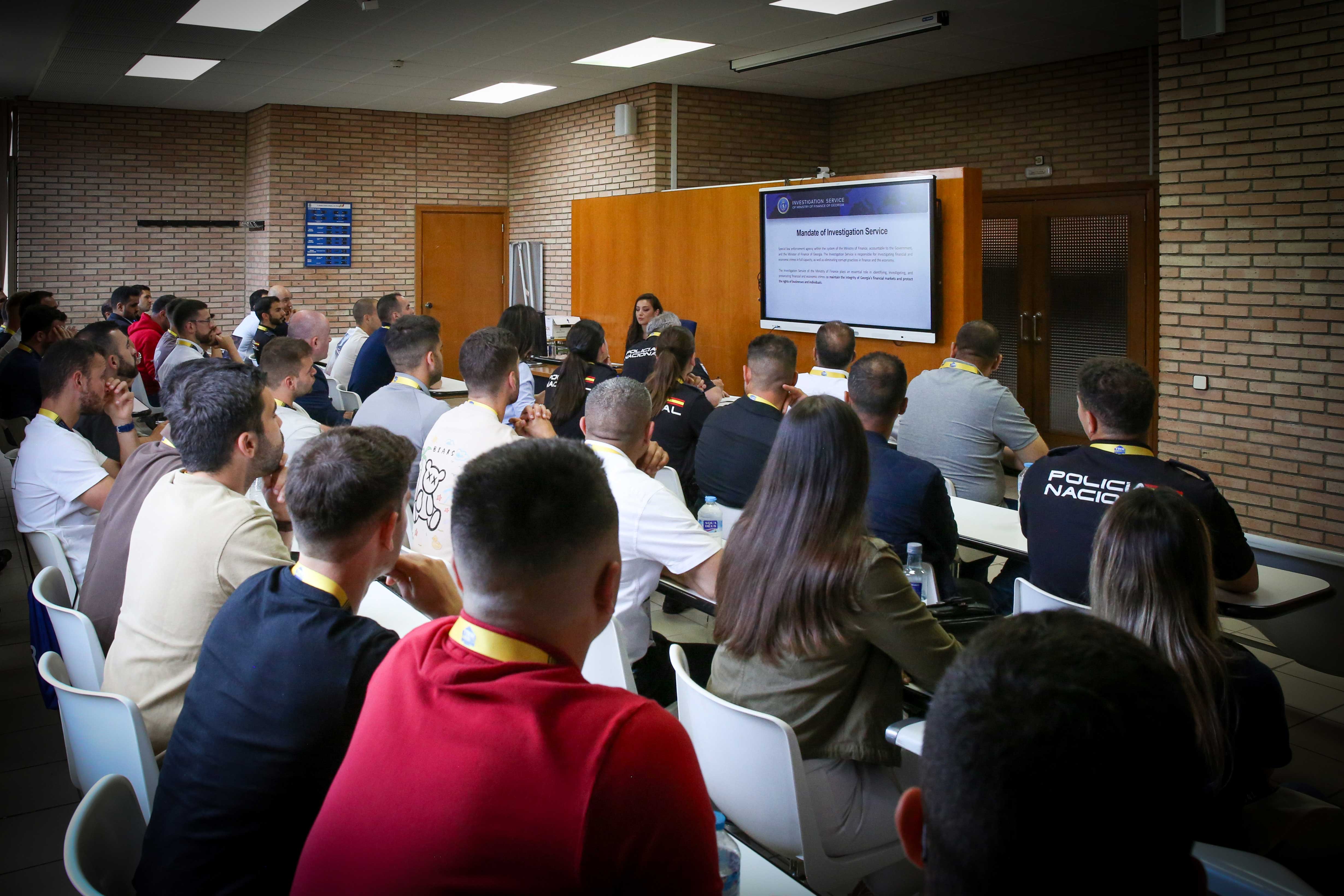  Fotografia de una conferencia de un aula de la Escuela Nacional de Policía en el congreso C1b3rWall.