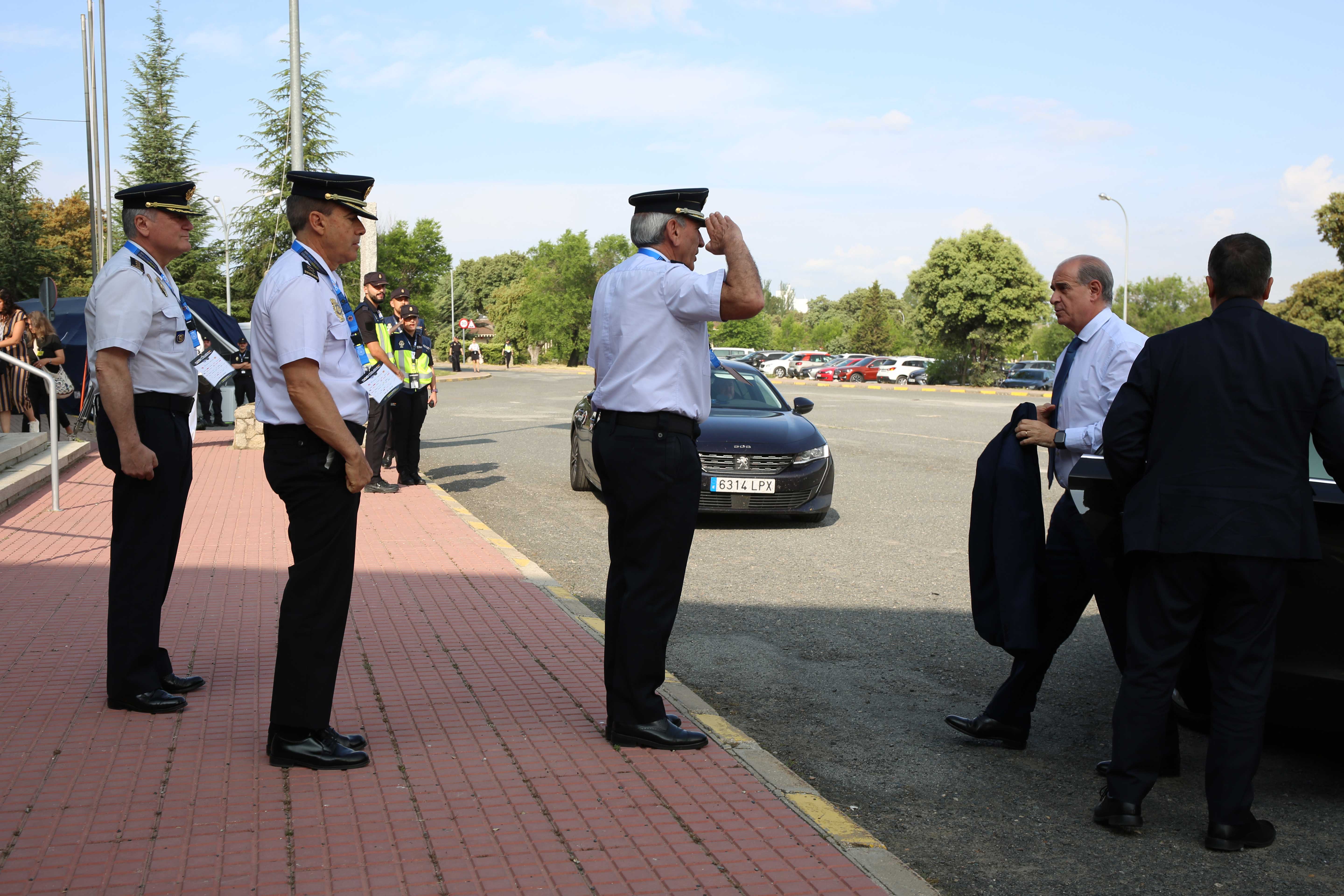 Fotografía del Director Adjunto Operativo de la Policía Nacional, en la puerta de la Escuela Nacional de Policía, saludando al Director General de la Policía Nacional