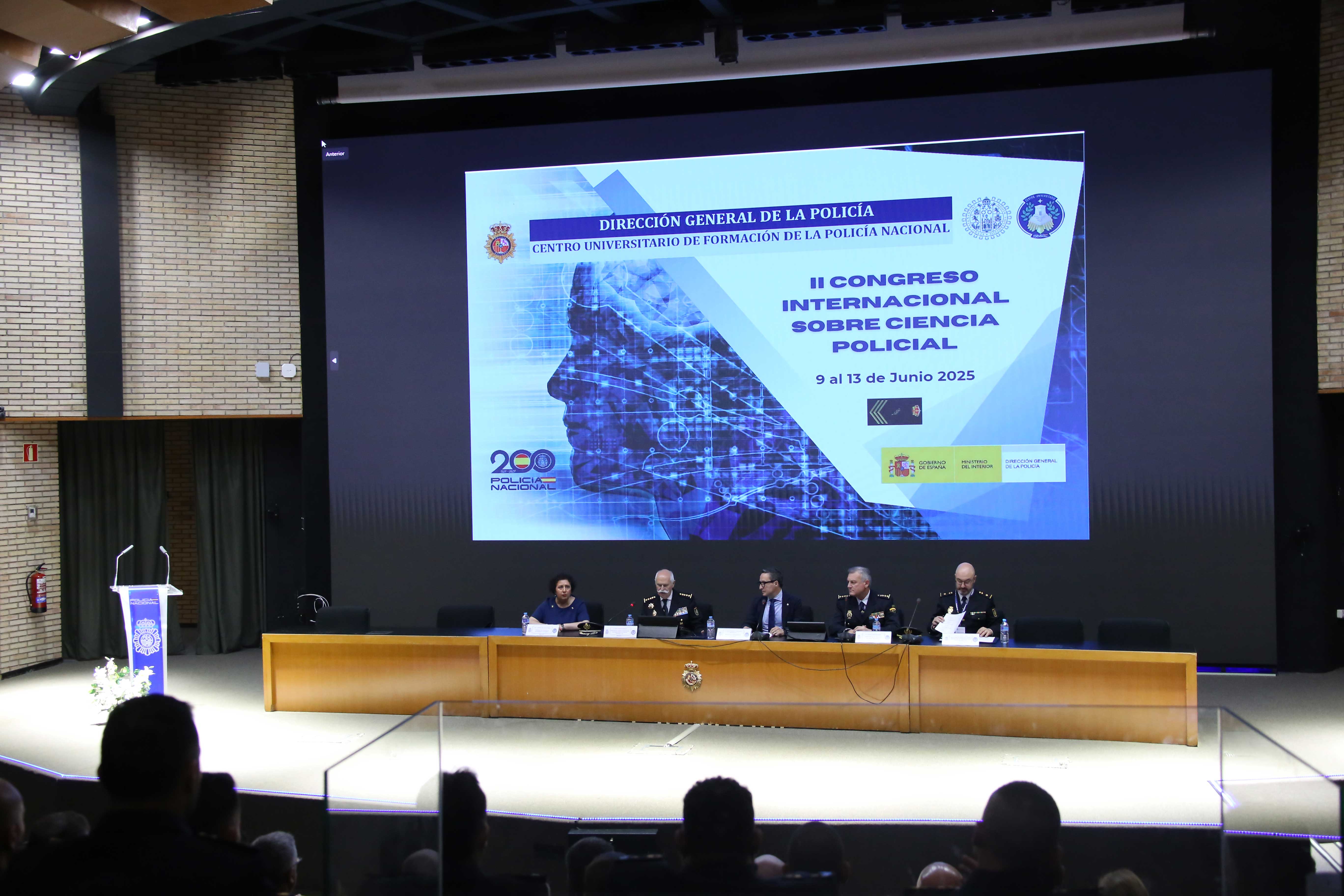 Fotografía de una ponencia del Congreso C1b3rWall 2025.