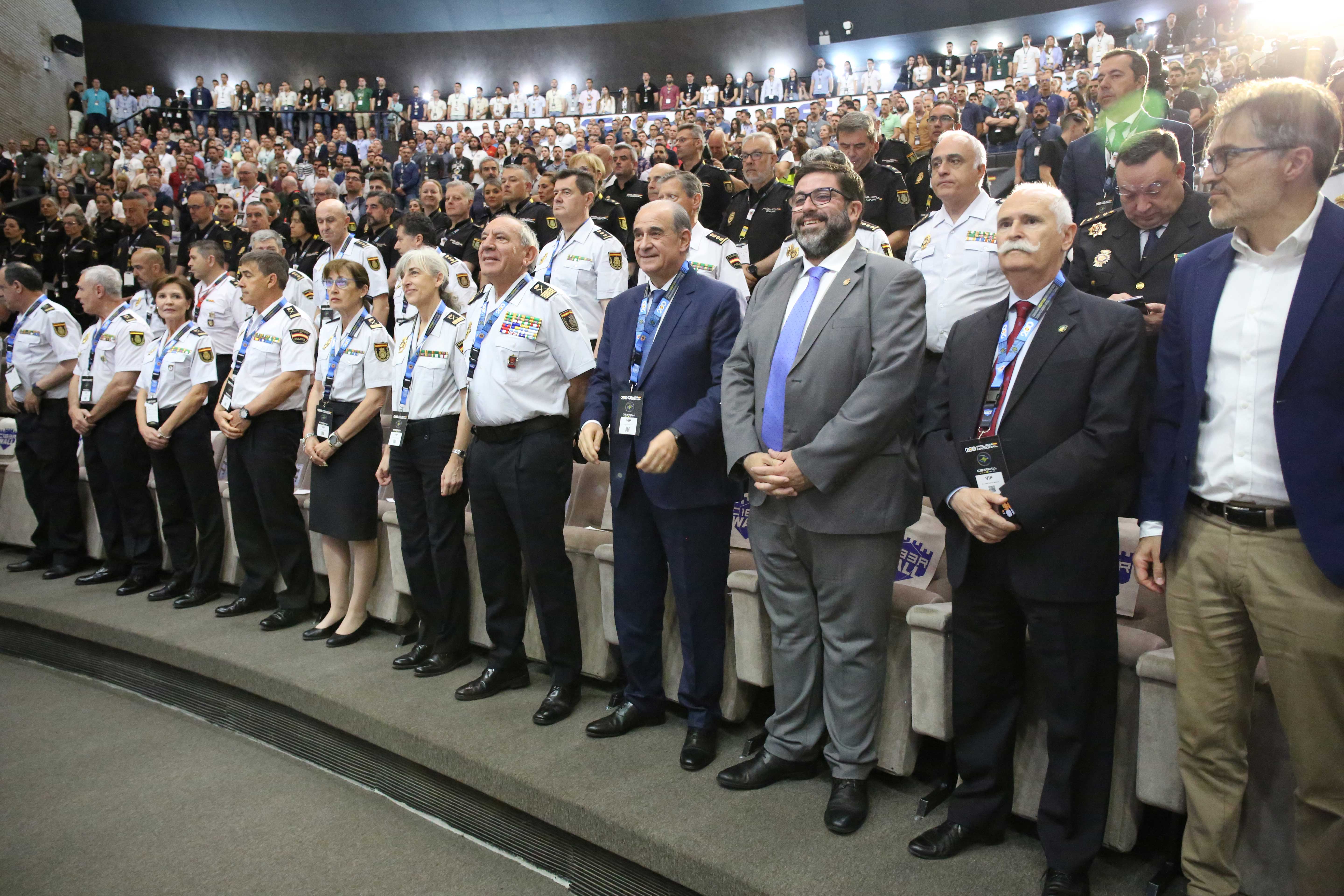Foto del Director General de la Policía Nacional junto a mandos de la Policía Nacional.